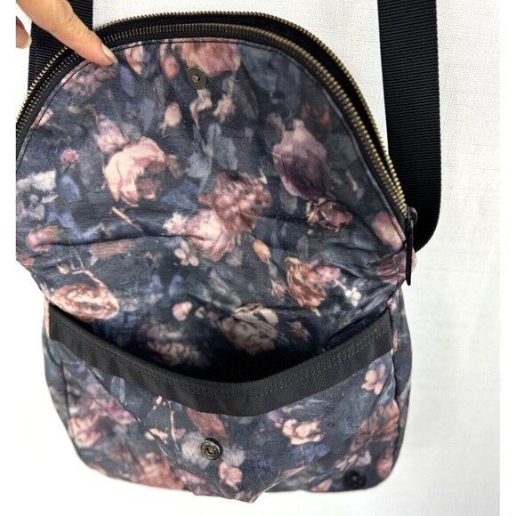 Lululemon Festival Crossbody Bag II 5L Frosted Rose Multi Black Full Zip - Picture 5 of 14